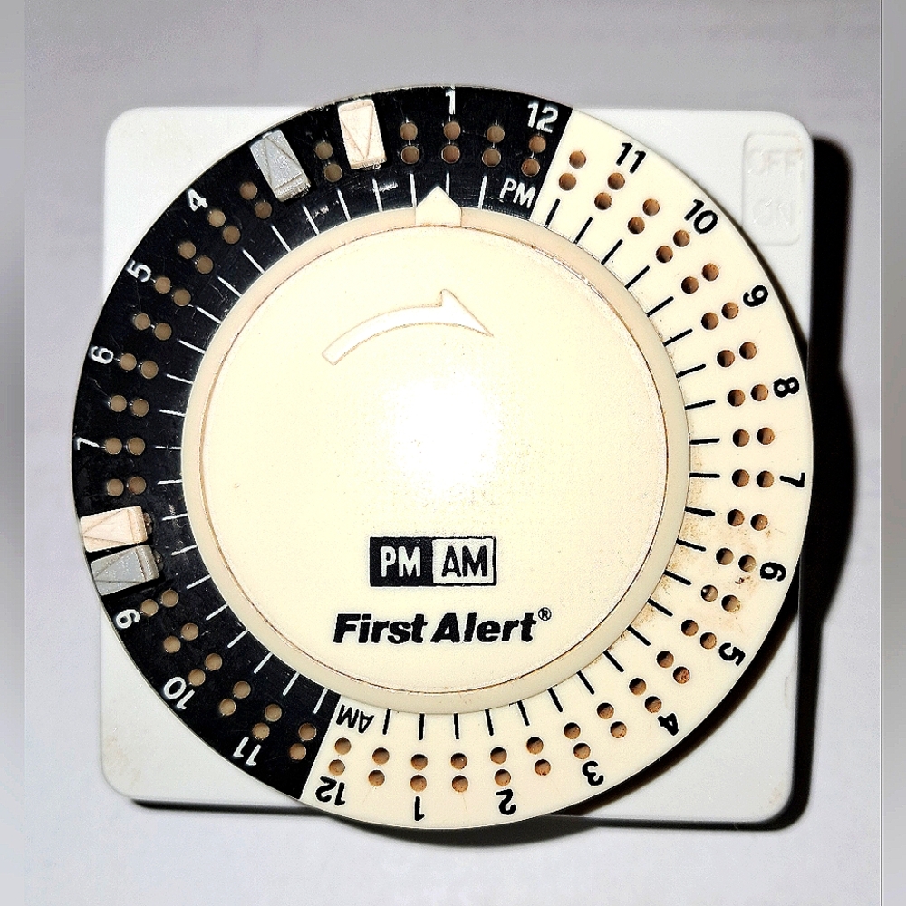 FIRST ALERT 24 HOUR PLUG IN TIMER